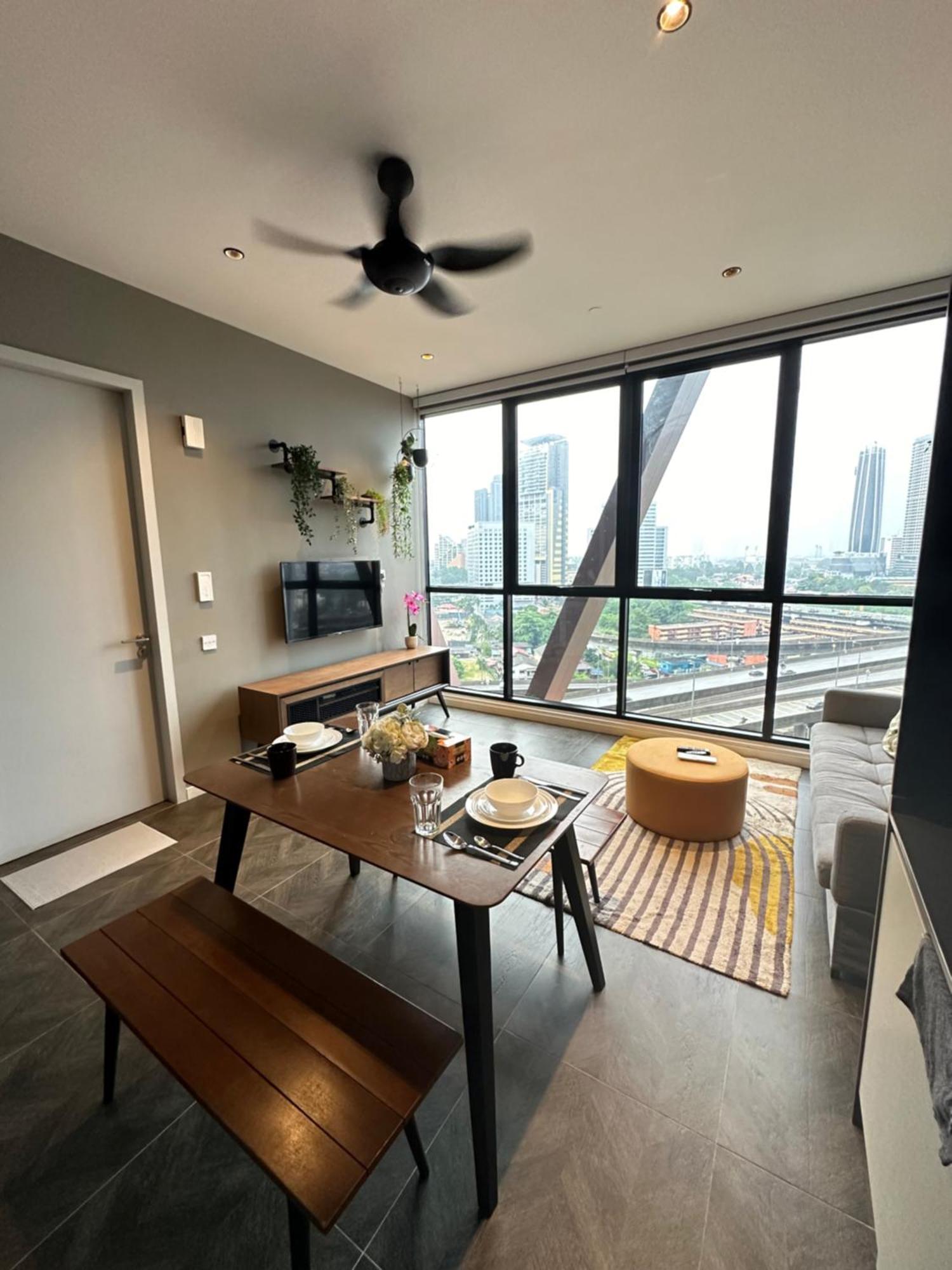 Scarletz Suites Klcc By Aura Куала-Лумпур Экстерьер фото
