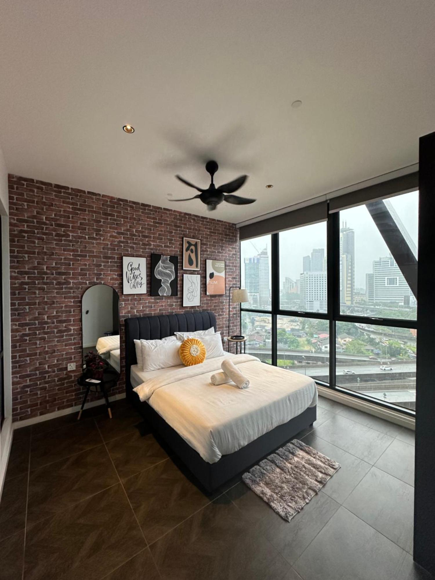 Scarletz Suites Klcc By Aura Куала-Лумпур Экстерьер фото