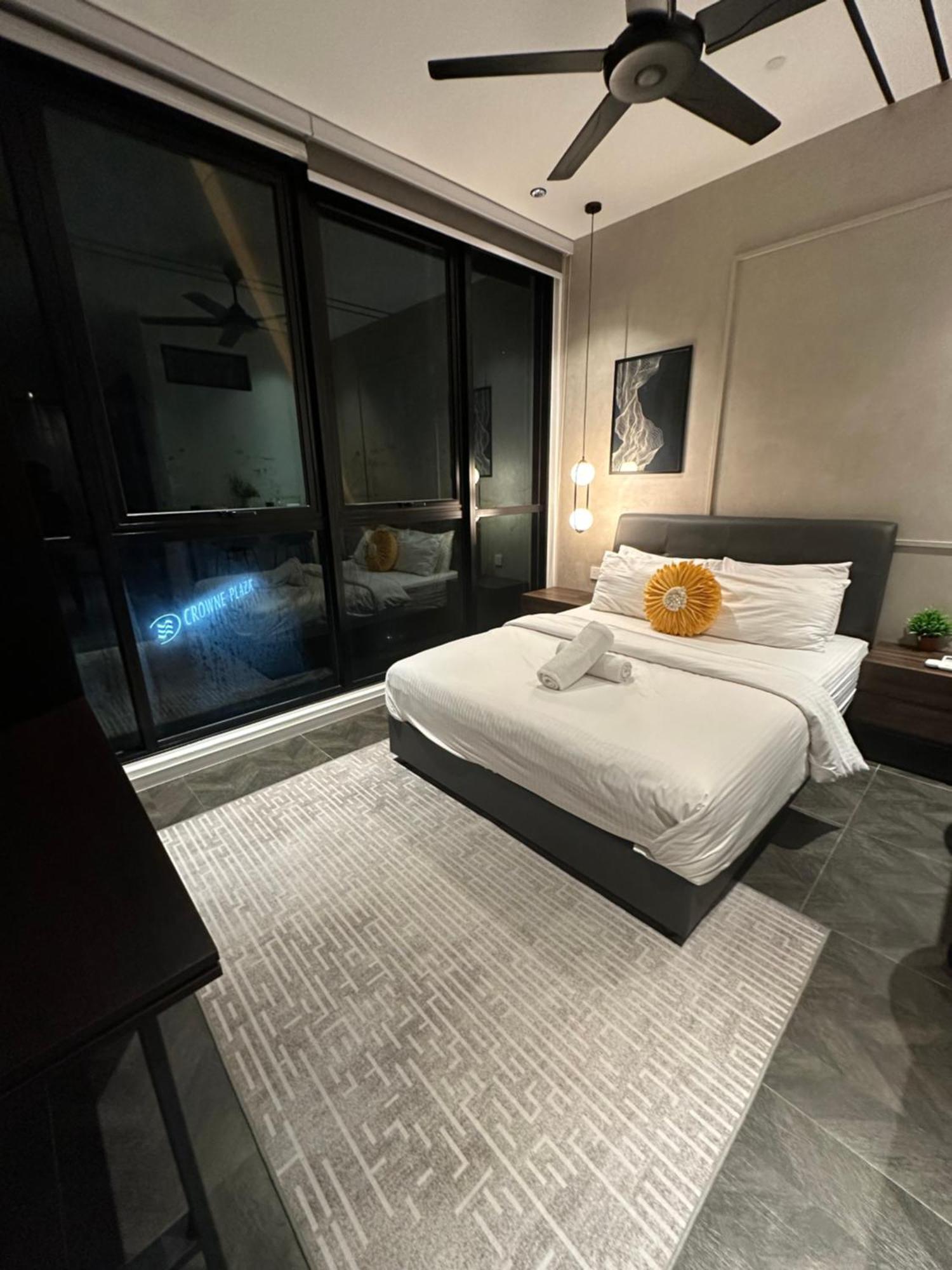 Scarletz Suites Klcc By Aura Куала-Лумпур Экстерьер фото