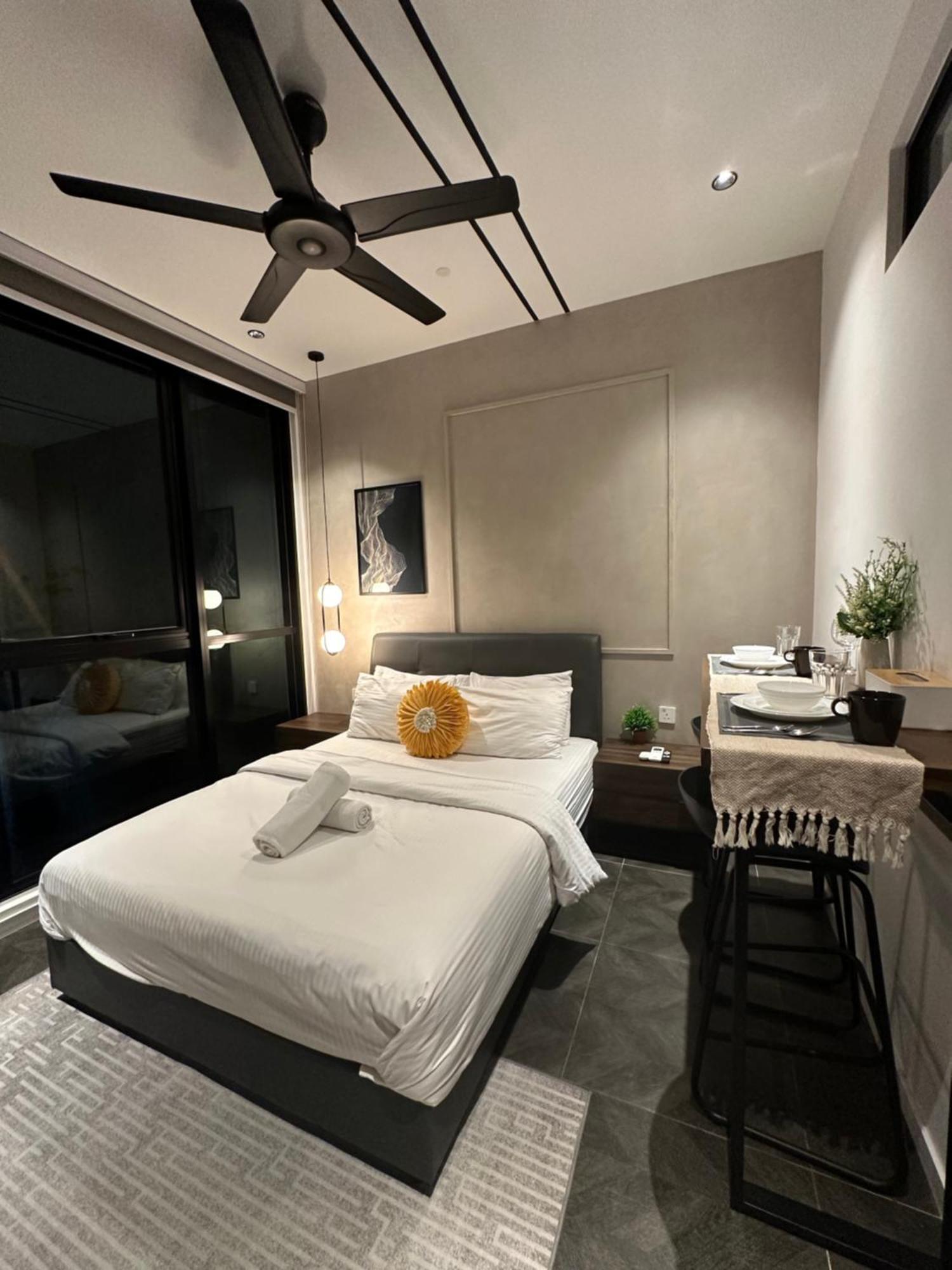 Scarletz Suites Klcc By Aura Куала-Лумпур Экстерьер фото