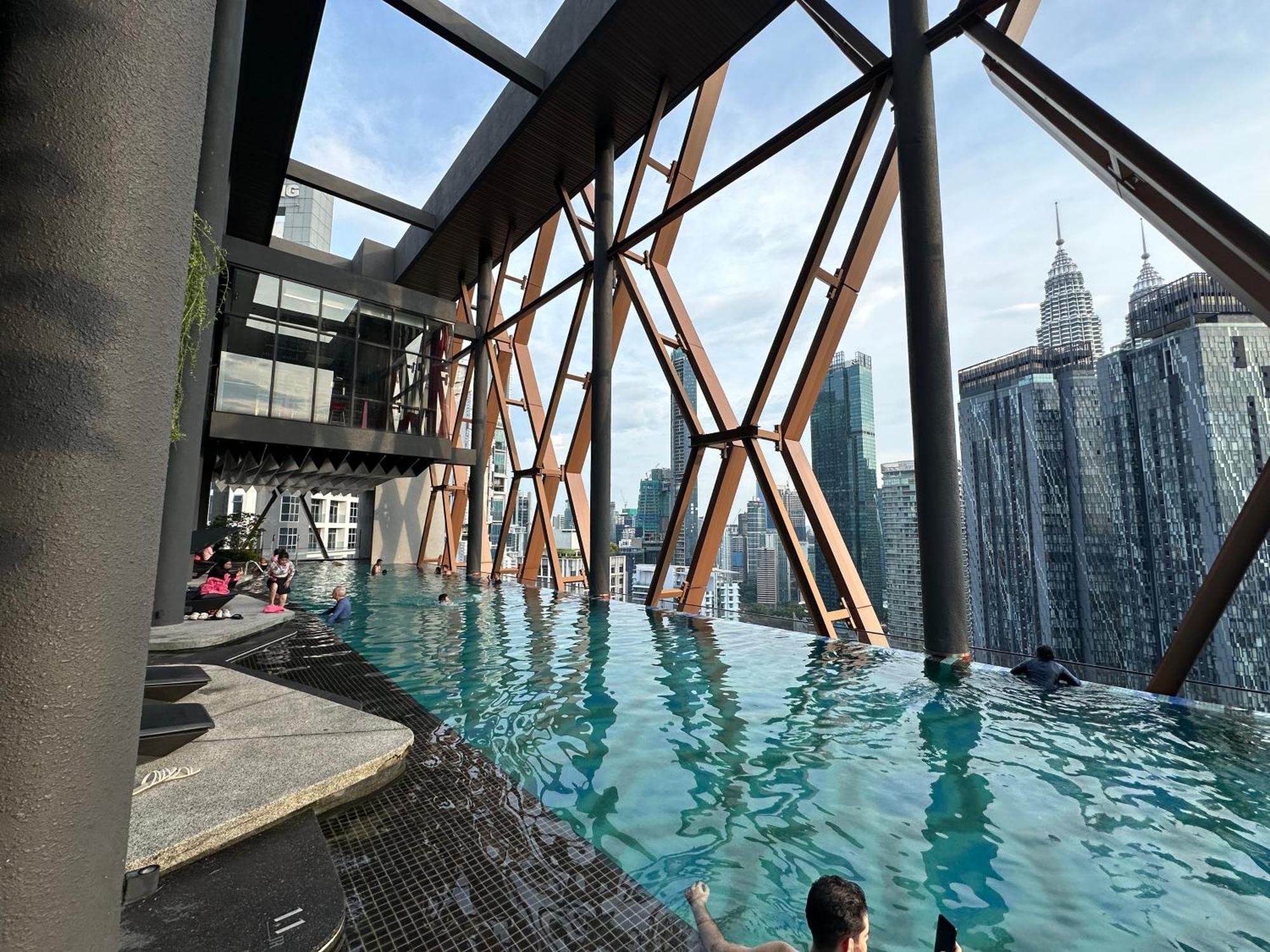Scarletz Suites Klcc By Aura Куала-Лумпур Экстерьер фото