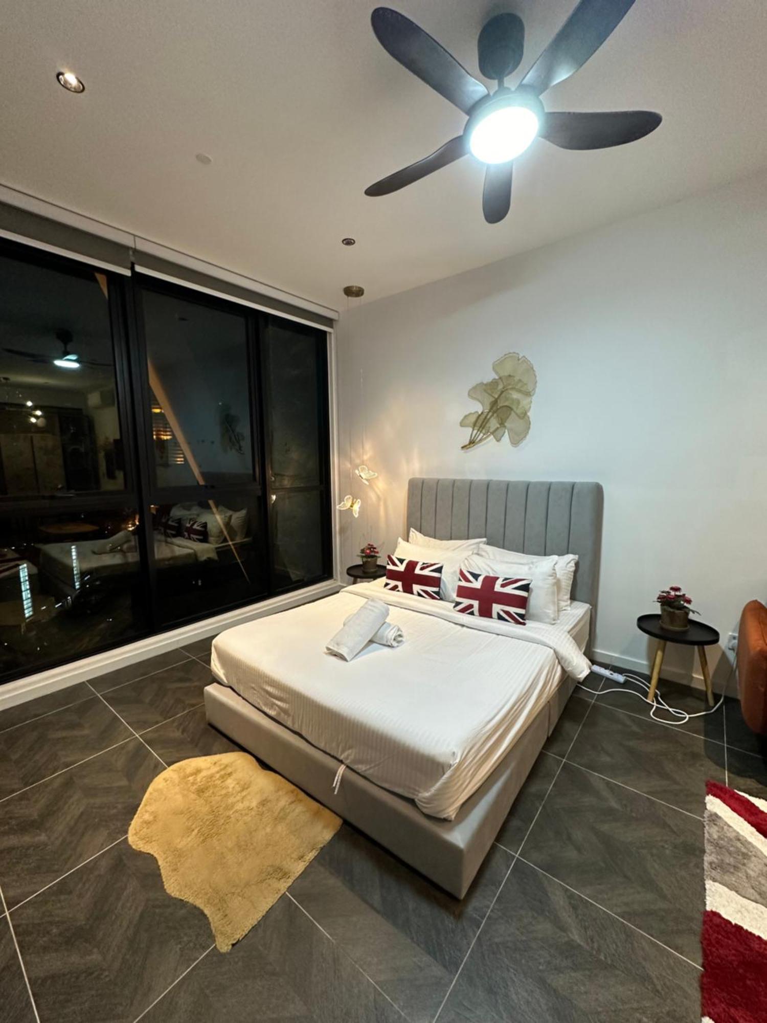 Scarletz Suites Klcc By Aura Куала-Лумпур Экстерьер фото